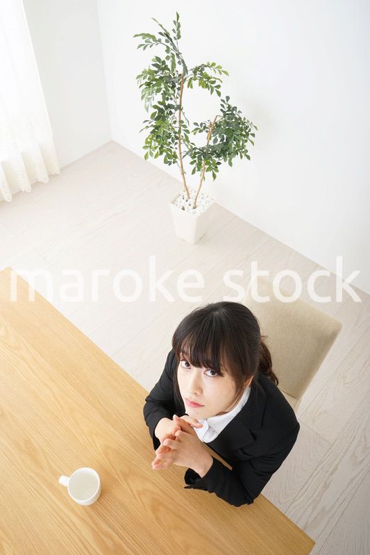 カフェでリラックスするビジネスウーマン