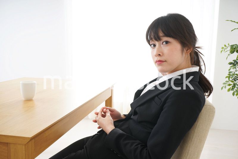 カフェでリラックスするビジネスウーマン