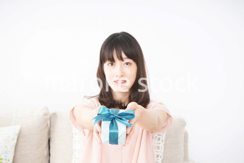 プレゼントをもらう若い女性
