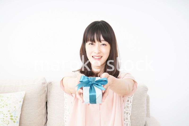プレゼントをもらう若い女性