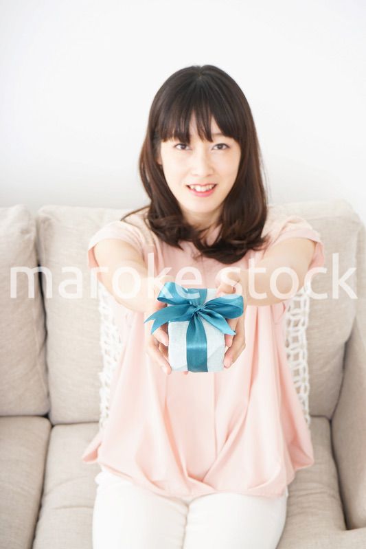 プレゼントをもらう若い女性
