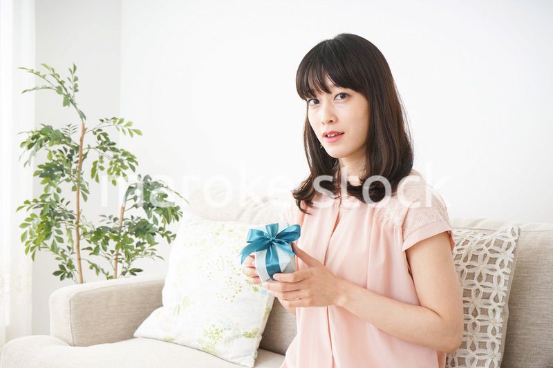 プレゼントをもらう若い女性