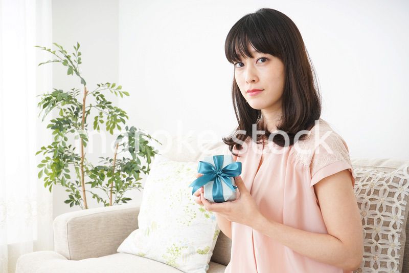 プレゼントをもらう若い女性