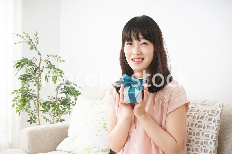 プレゼントをもらう若い女性