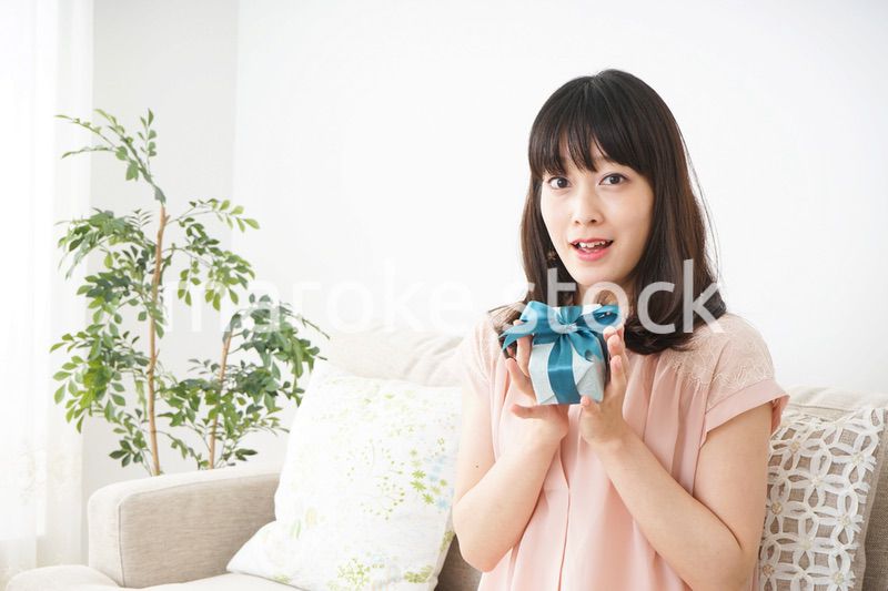 プレゼントをもらう若い女性
