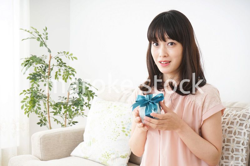 プレゼントをもらう若い女性