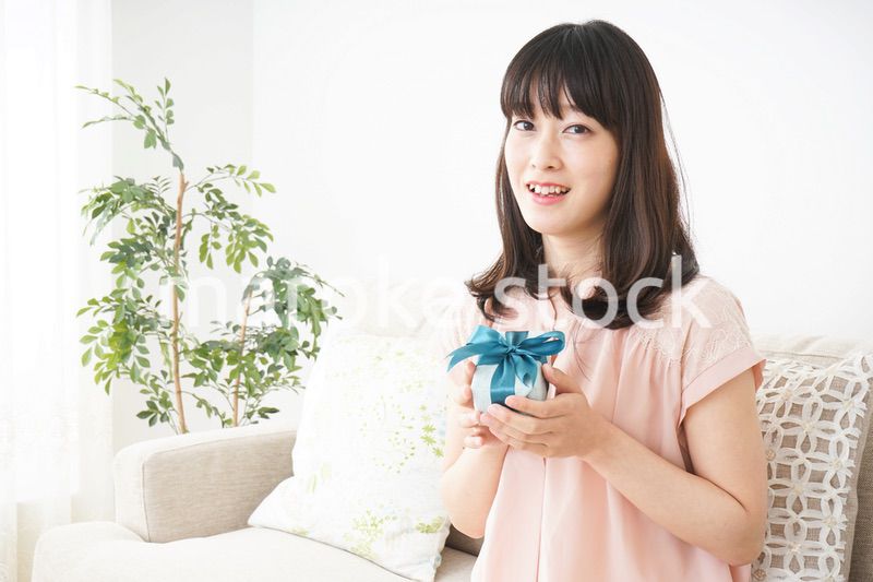 プレゼントをもらう若い女性