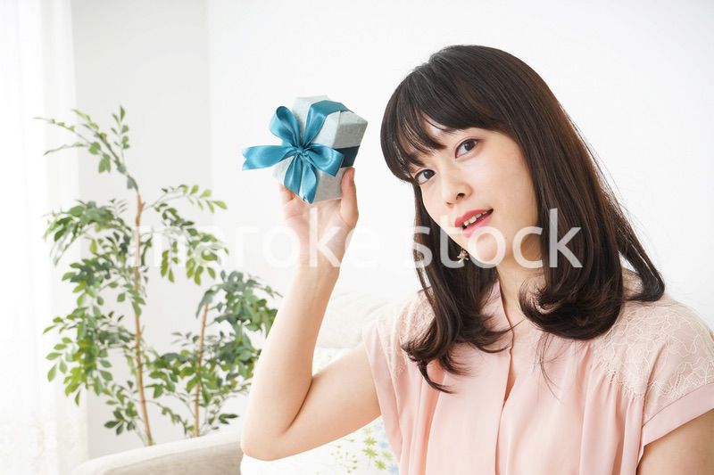 プレゼントをもらう若い女性