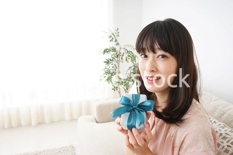 プレゼントをもらう若い女性