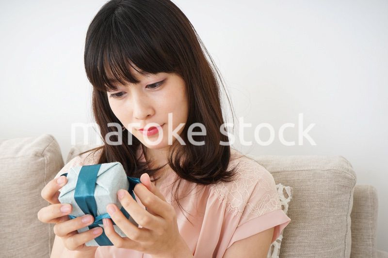 プレゼントをもらう若い女性