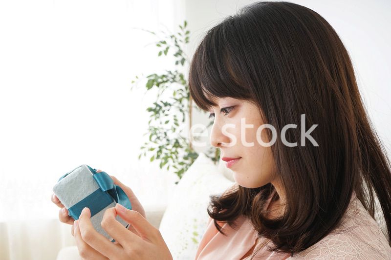プレゼントをもらう若い女性