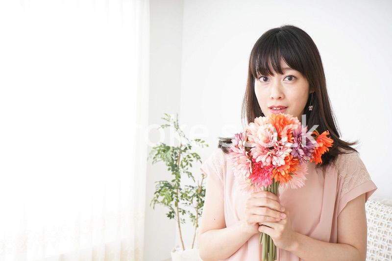 花束を持つ若い女性