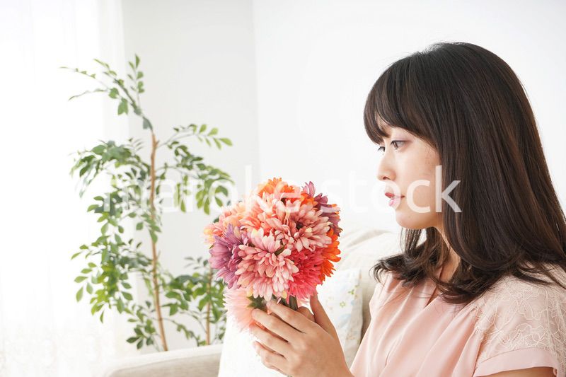 花束を持つ若い女性