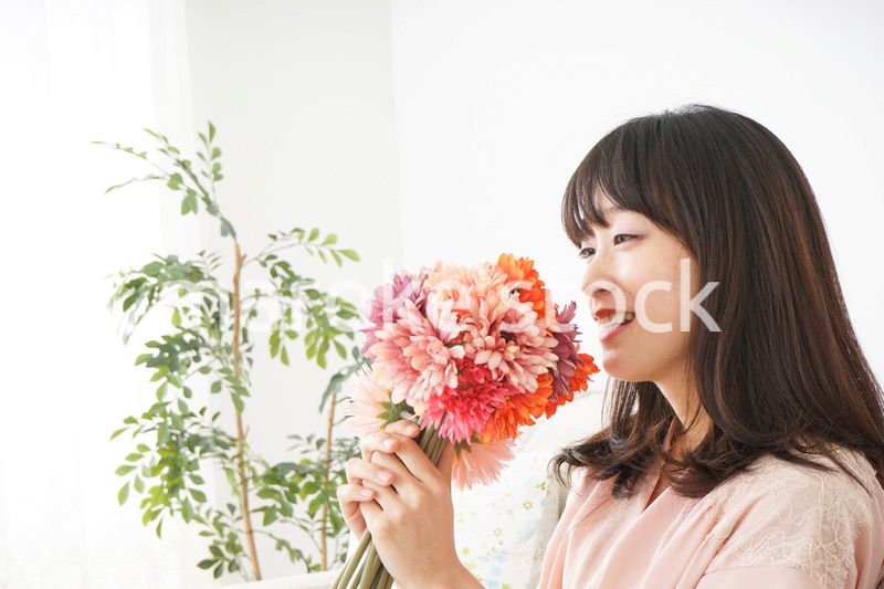 花束を持つ若い女性