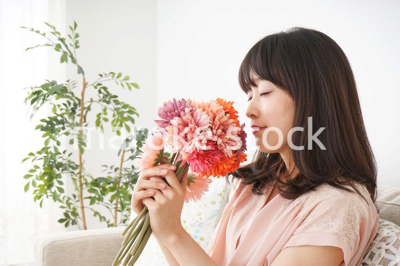 花束を持つ若い女性