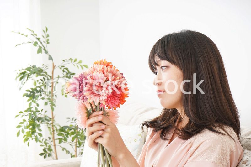 花束を持つ若い女性