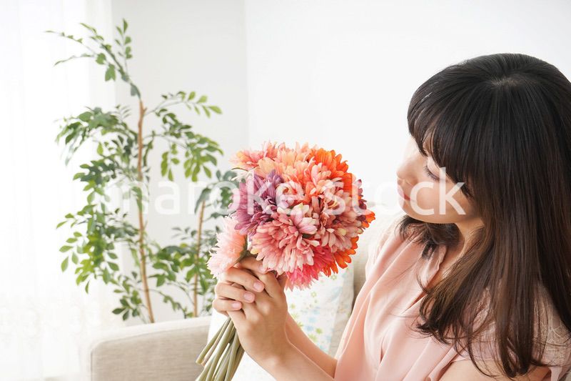 花束を持つ若い女性