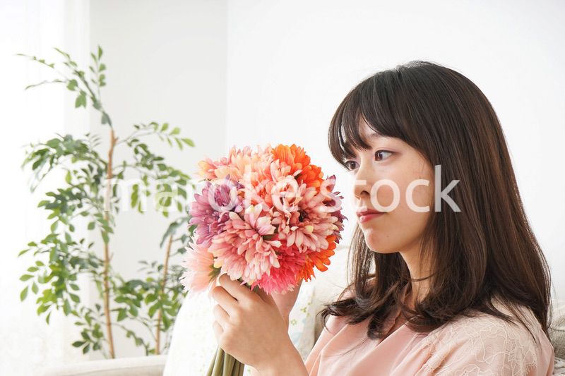 花束を持つ若い女性