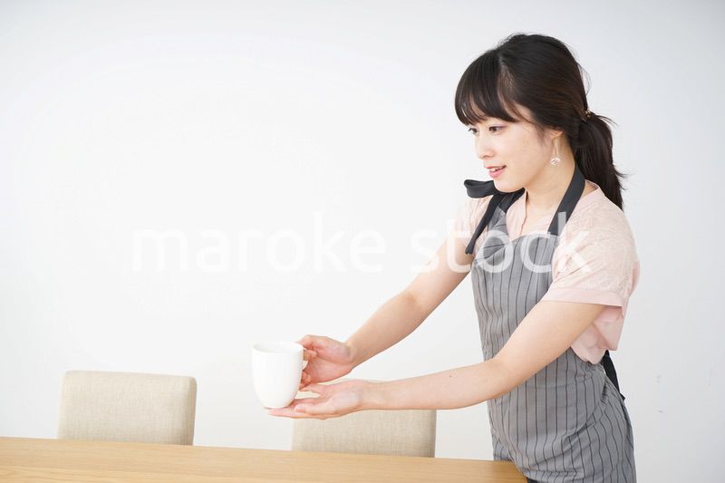 笑顔のカフェスタッフ