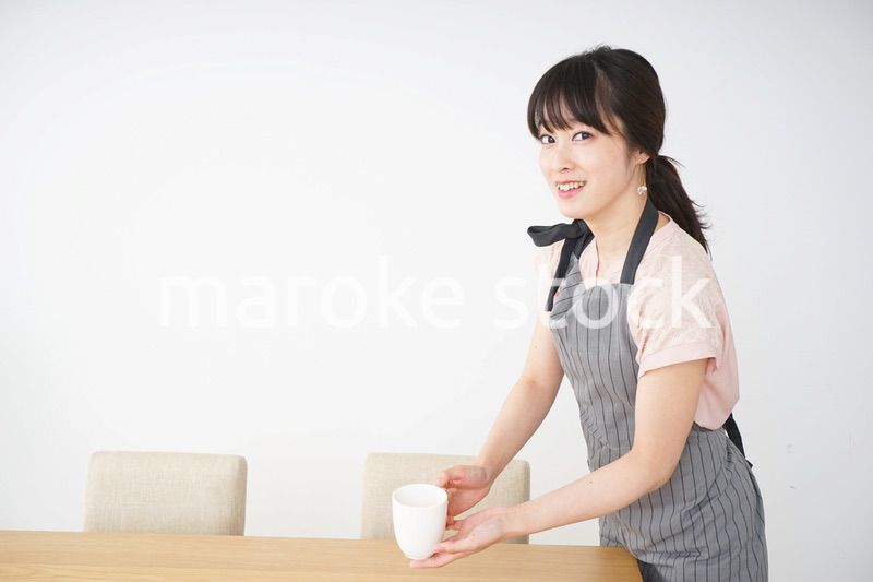 笑顔のカフェスタッフ