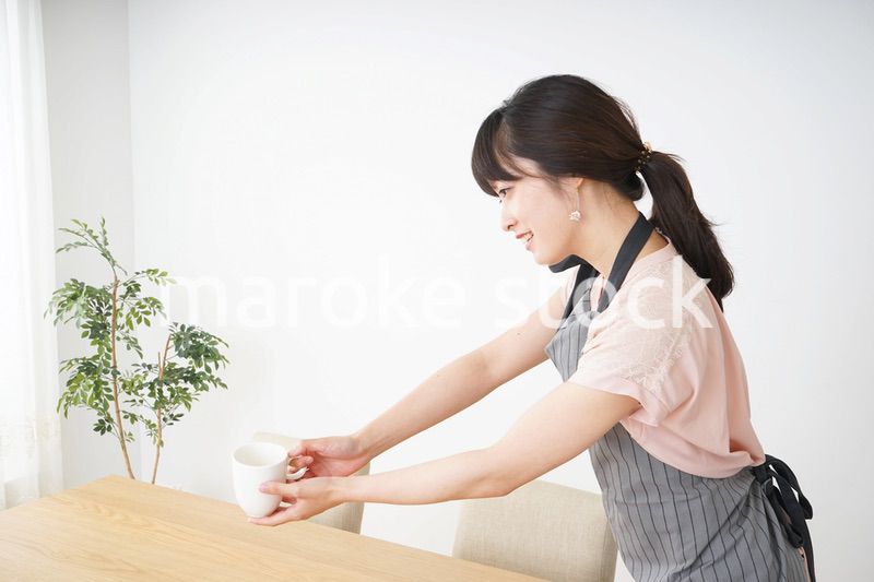 笑顔のカフェスタッフ