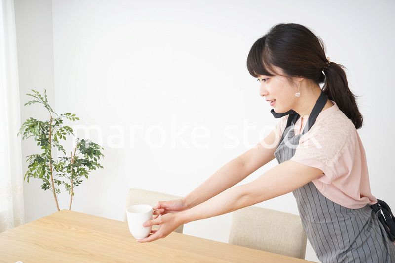 笑顔のカフェスタッフ