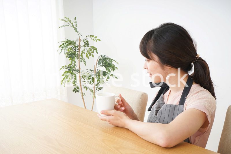 笑顔のカフェスタッフ