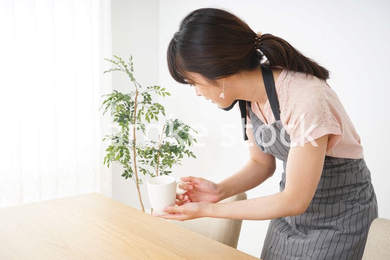 笑顔のカフェスタッフ