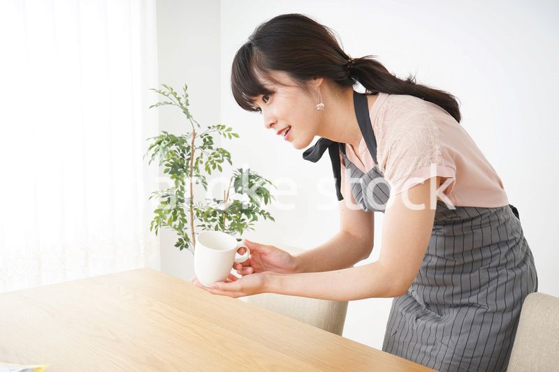 笑顔のカフェスタッフ