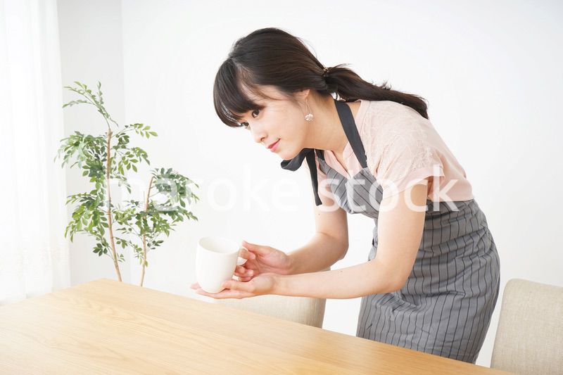 笑顔のカフェスタッフ