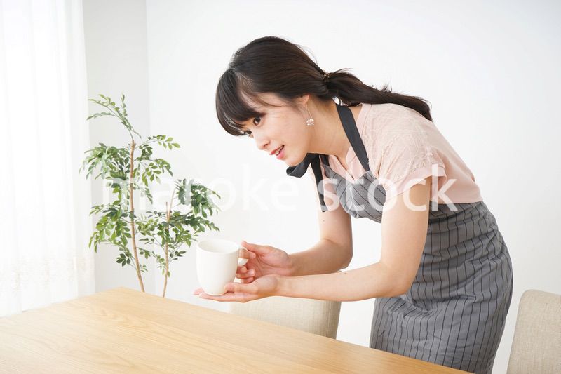 笑顔のカフェスタッフ