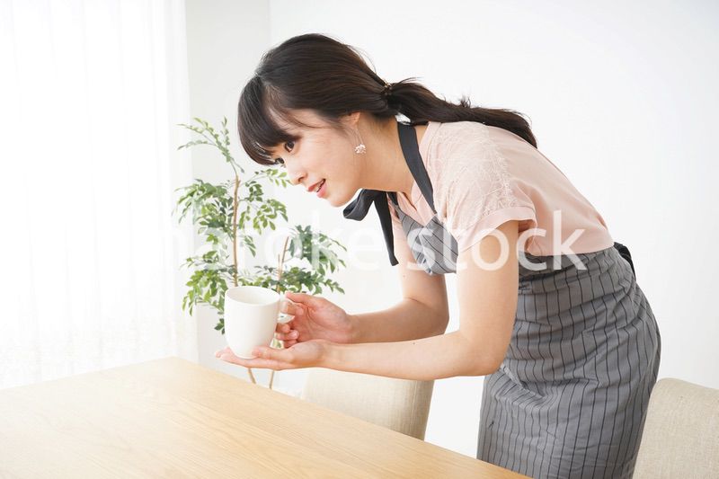 笑顔のカフェスタッフ