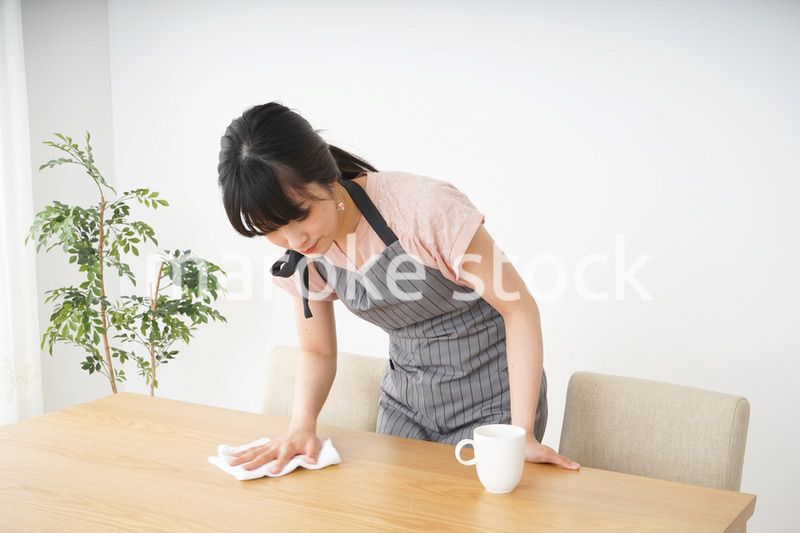 笑顔のカフェスタッフ