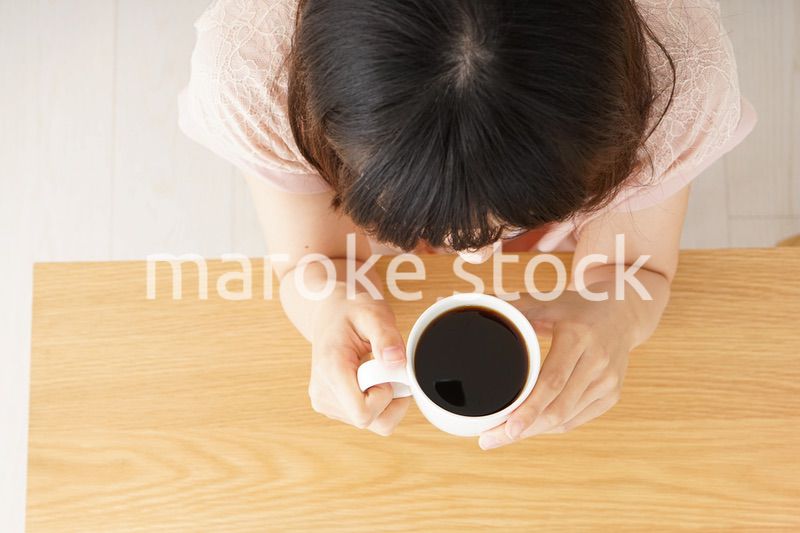 カフェでリラックスをする若い女性