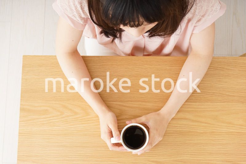 カフェでリラックスをする若い女性