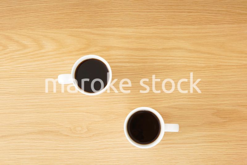 カフェでリラックスをする若い女性