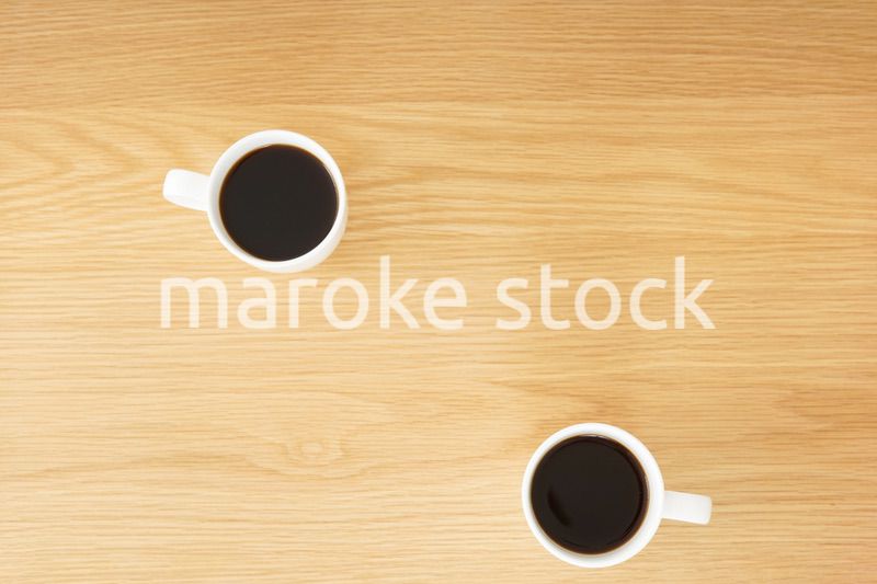 カフェでリラックスをする若い女性