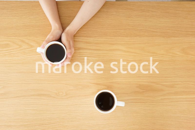 カフェでリラックスをする若い女性