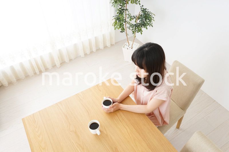 カフェでリラックスをする若い女性