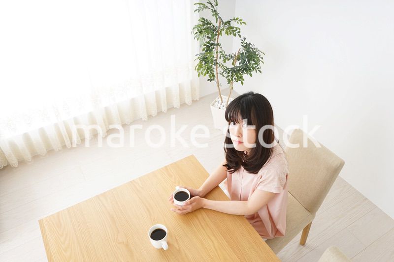 カフェでリラックスをする若い女性