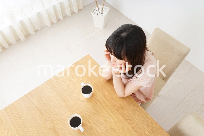 カフェでリラックスをする若い女性