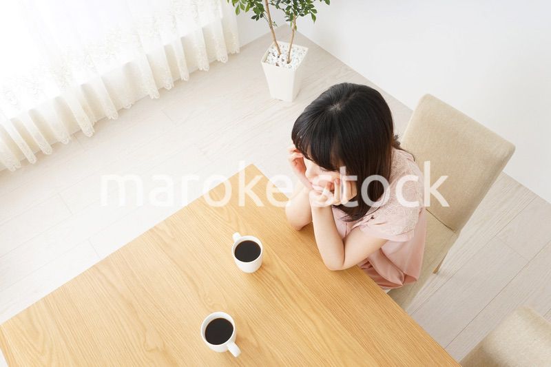 カフェでリラックスをする若い女性