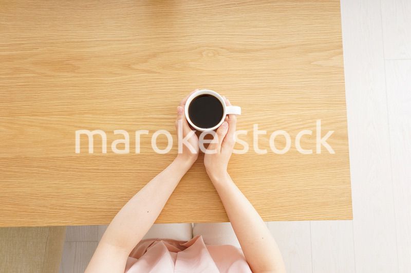 カフェでリラックスをする若い女性