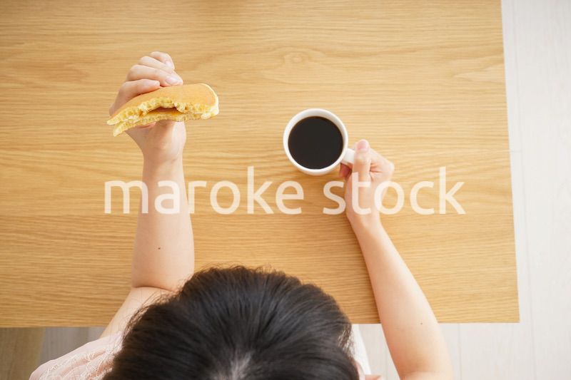 朝食を食べる若い女性