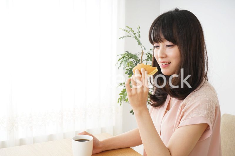 朝食を食べる若い女性