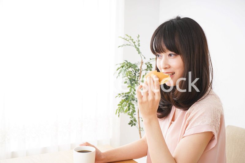 朝食を食べる若い女性