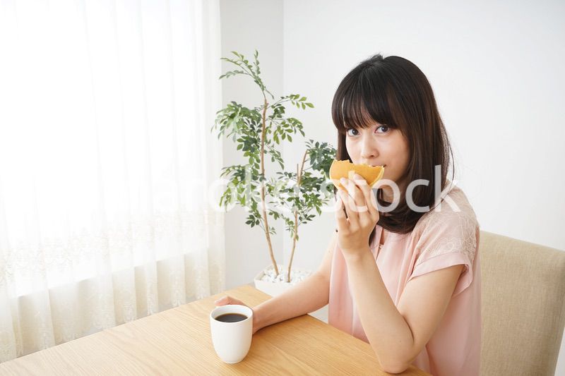 朝食を食べる若い女性