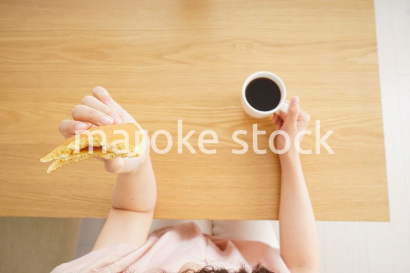 朝食を食べる若い女性