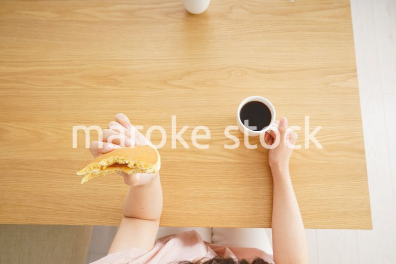 朝食を食べる若い女性