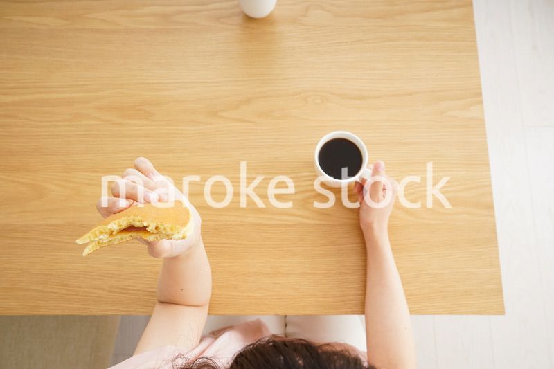 朝食を食べる若い女性